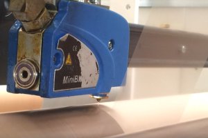 Mini Blue II Nordson podczas nanoszenia kleju na gorąco