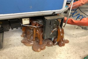 Wyciek kleju z zbiornika i pompy zebatej Dura Blue Nordson