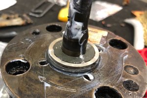 Wymiana uszczelnienia w pompie zębatej Nordson do Versa Blue 